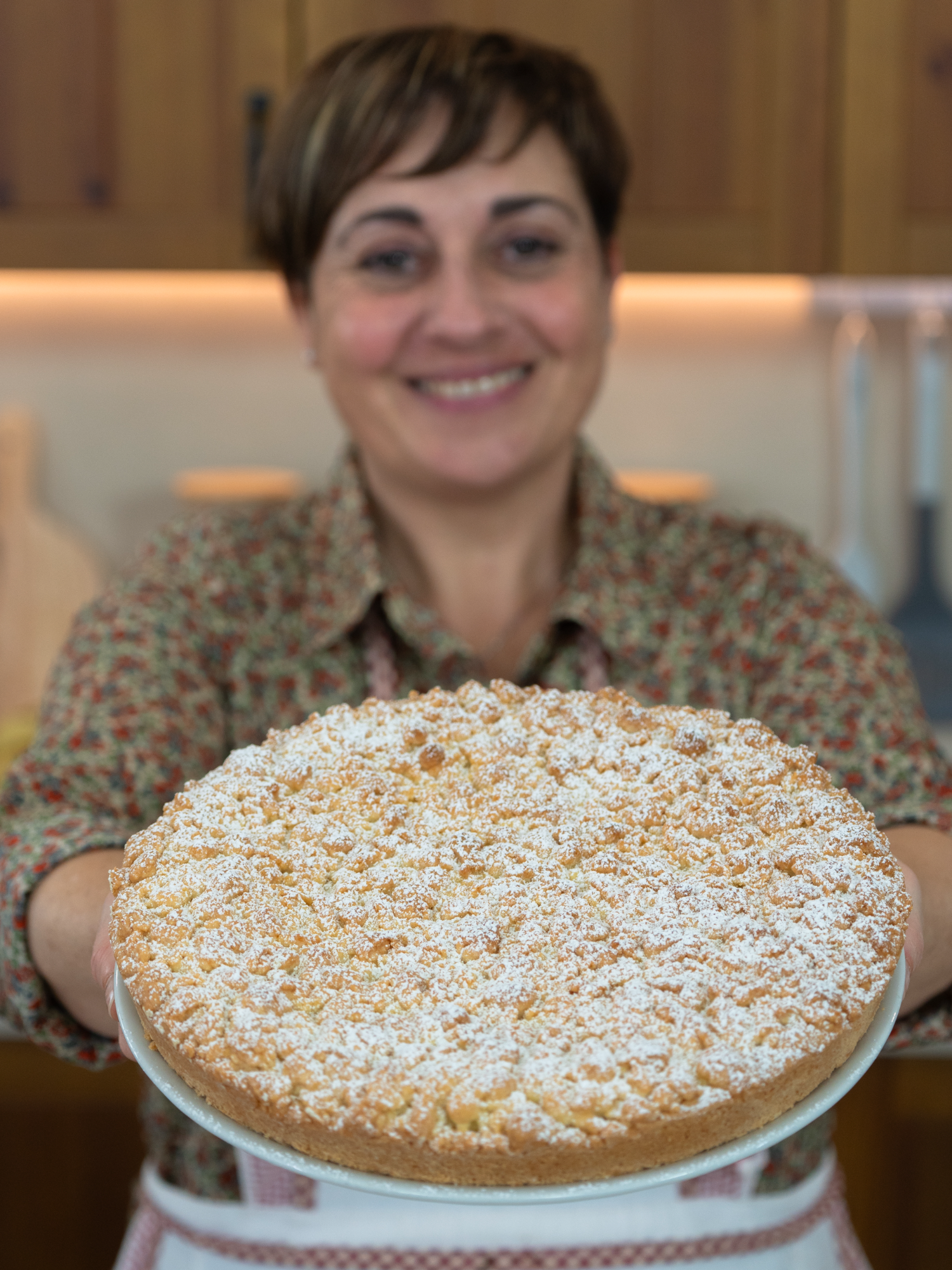 CRUMBLE CAKE AL LIMONE  Un dolce profumato, perfetto in ogni momento della giornata. INGREDIENTI PER LA CREMA AL LIMONE 500ml latte 3 scorzetta di limone 2 uova 100g zucchero 80g farina Il succo di ½ limone ½f ialetta aroma limone (facoltativa) PER LA PASTA FROLLA 400g farina 150g zucchero 120g burro ammorbidito 2 uova 16g lievito per dolci PER DECORARE zucchero a velo q.b. PROCEDIMENTO Per prima cosa prepariamo la crema al limone: versiamo il latte in un pentolino, aggiungiamo qualche scorzetta di limone e portiamo sul fuoco. In una pentola rompiamo le uova, aggiungiamo lo zucchero e la farina e mescoliamo con una frusta amalgamando tutti gli ingredienti. Quando il latte è vicino al bollore, spegniamo il fuoco ed eliminiamo le scorze del limone. Poi lo versiamo a filo nella pentola con il composto di uova, un po’ alla volta, continuando a mescolare con la frusta. Portiamo la pentola sul fuoco e continuiamo a mescolare fino a quando la crema non si addenserà, ci vorranno 5 minuti circa. Togliamo la crema dal fuoco e versiamoci dentro il succo di mezzo limone. Per aromatizzare ulteriormente, possiamo aggiungere mezza fialetta di aroma al limone, ma è facoltativa. Lasciamo raffreddare la crema al limone e nel frattempo prepariamo la pasta frolla: versiamo la farina in una ciotola, aggiungiamo lo zucchero e il lievito per dolci. Diamo una prima mescolata e poi aggiungiamo le uova e il burro morbido a temperatura ambiente. Impastiamo con le mani per amalgamare il tutto: la frolla deve rimanere sabbiosa, ma allo stesso tempo assicuriamoci di unire per bene tutti gli ingredienti. Una volta pronta la frolla sbriciolata, prendiamo una tortiera da 28 cm di diametro, unta e infarinata e con un disco di carta forno sul fondo. Versiamo circa metà della frolla per creare la base, pressandola e compattandola con la mano e formando anche i bordi. A questo punto versiamo la crema sulla base di frolla, livellandola per bene. Infine, copriamo la farcitura mettendo sopra il resto della frolla e lasciandola a briciole, ma cercando comunque di coprire uniformemente la superficie. Abbassiamo leggermente i bordi della torta con le dita e poi inforniamo e cuociamo in forno preriscaldato ventilato a 170 °C per 35-40 minuti, oppure in forno statico a 180 °C per lo stesso tempo. Una volta pronta, lasciamo intiepidire la sbriciolata e poi togliamola dallo stampo aiutandoci con due piatti. Infine, decoriamola con una bella spolverata di zucchero a velo. La nostra crumble cake al limone è pronta da gustare, vedrete che delizia! #crumblecake #tortasbriciolata #sbriciolata #tortaallimone #recipe #ricettafacile #benedettarossi #fattoincasadabenedetta #cucinaitaliana