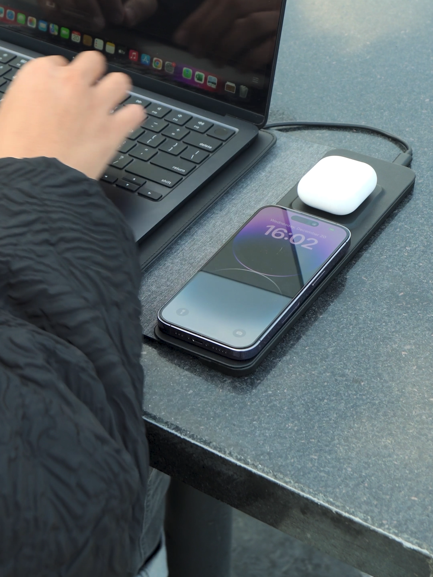 This Wireless charging Sleeve comes in two timeless colors, black and grey. Whether you’re into bold or subtle, there’s one that matches your vibe. With its minimalist design, working on the go just got so much easier! 🔗 Make it a part of your everyday carry—link in bio! #laptopsleeve #macbooksleeve #minimal