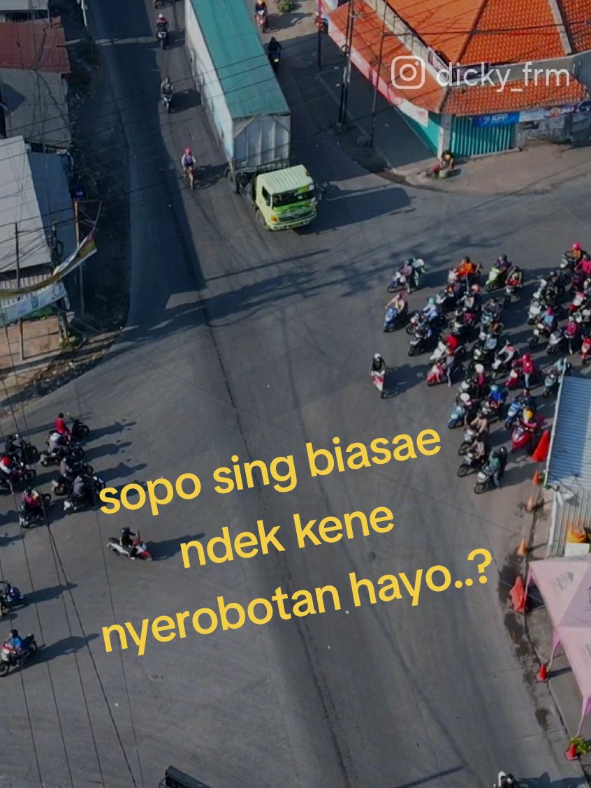 kendaraan sejuta umat, tak mengenal lampu merah ataupun hijau, sekiranya aman terobos.. terobos.. #sidoarjotiktok #legundi #driyorejo #driyorejo_gresik #infogresik #sorotan #jawatimur #jalanraya #jalanyangkupilih 