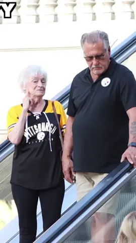 TOUCHING HANDS ON THE ESCALATOR PRANK #prank 