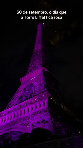 Todos os anos, desde 2014, a Torre Eiffel recebe uma iluminação especial na cor rosa, demonstrando apoio à campanha da luta contra o cancer de mama.  #torreeiffel #eiffeltower #paris #france #october #pinkoctober 