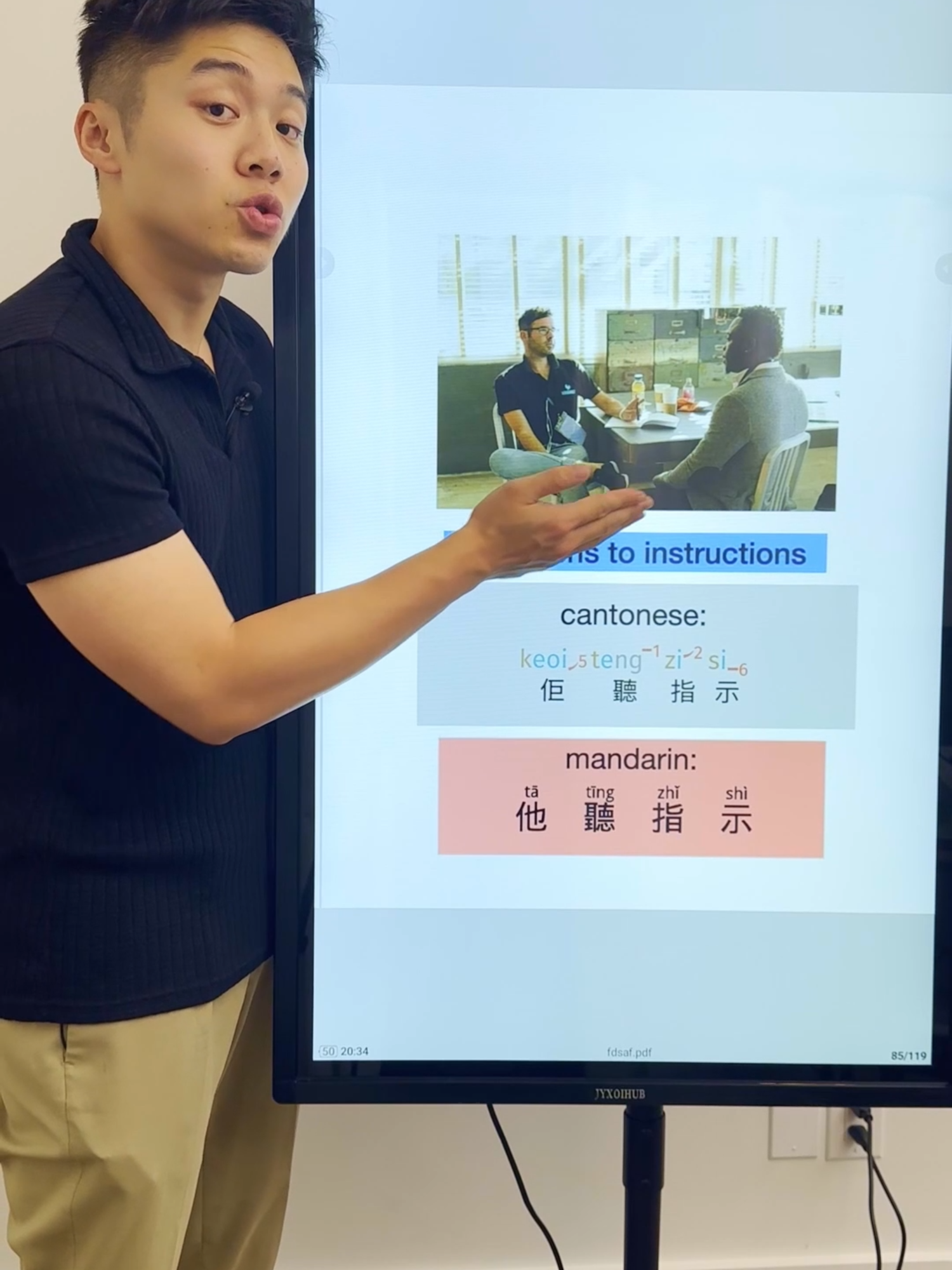 Canto vs Mando - He listens to... 👂🔊 Here's the phrases used⬇️   Cantonese⬇️  佢聼。。。  指示👨‍🏫 | 講座👩‍🏫 | 收音機📻 | 播客🗣🎧 | 音樂🎶   Mandarin⬇️  他听。。。  指示👨‍🏫 | 讲座👩‍🏫 | 收音机📻 | 播客🗣🎧 | 音乐🎶   What phrases or topics do you want to learn more of?   #cantonese #mandarin #learncantonese #learnmandarin