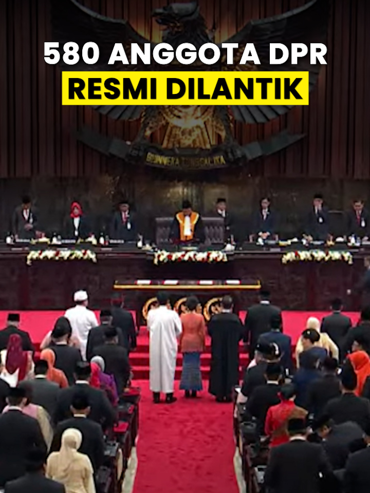 Sebanyak 580 anggota DPR periode 2024-2029 resmi dilantik. Pengambilan sumpah jabatan dilakukan oleh Ketua Mahkamah Agung (MA) M. Syarifuddin di ruang sidang paripurna kompleks parlemen. #anggotadpr #DPR #Pelantikan #pelantikanDPR #sumpahjabatan
