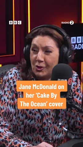 Can’t beat a slice of Vicky sponge on the beach 🍰 😂 #janemcdonald #zoeball #zoeballbreakfastshow #fyp 