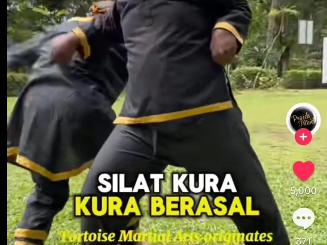 SILAT KURA-KURA ni wujud sebelum adik-adik lahir lagi. Kenapa adik-adik rasa adik-adik layak untuk bersenda pasal seninya?  Betapa rendahnya nilai budaya silat di mata anak bangsa zaman sekarang ni sampai mempersenda. Adik-adik, setiap daerah pasti berbudaya. Keunikan budaya inilah cara kita kenal identiti setiap daerah. Sebab itu bila tak tau, kena belajar.  Bukan setakat belajar tapi berguru sehingga kita menjadi 'ahli'. Bila dah 'ahli' baru kita tahu bila perlu kita buka mulut, bila kita perlu diam.  Belajar dan berguru dua perkara berbeza. Nak belajar, guna mata dan telinga sahaja dah boleh belajar. Tapi berguru perlu sekali dengan hati. Dari situ lahirnya adab berguru. Kasihkan guru dan kasihkan ilmu. Walau berpuluh tahun belajar, selagi kita mengkeji, membongkak dan membangga diri, yakinlah yang ilmu kita tu belum setara mana. Carilah semula guru kita agar dapat perbetul diri.  Setiap perguruan silat melayu pasti termaktub rukun 