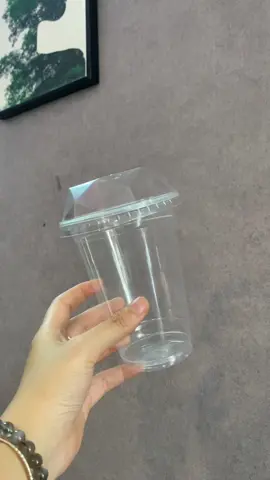 Ly 500ml PP kết hợp nắp kim cương. Ly chất PP chịu được nhiệt độ cao. Miệng ly rộng 95mm. Có thể ép màng miệng ly. Dung tích 500ml phù hợp bán các món sinh tố, sữa chua, các món trà size M, cà phê sữa hoặc bạc xỉu size lớn … #dodung1lankimngan 