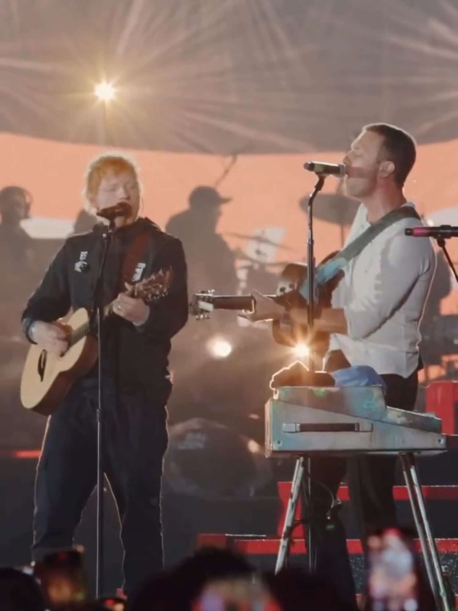 Another unexpected collab that stole our hearts 🫶 @coldplay @edsheeran #coldplay #edsheeran #vivalavida #live