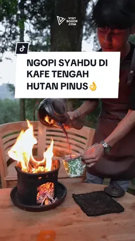 NGOPI DI TENGAH HUTAN PINUS, KOPI DIBAKAR DI ATAS TUNGKU TANAH LIAT! Pernah cobain ngopi langsung di alam terbuka di tengah hutan pinus? Di Kopi Alam, kamu bakal merasakan pengalaman seru ngopi di kafe outdoor dengan kopi yang dibakar langsung di atas tungku tanah liat saat dipesan. Aroma kopi luwaknya khas banget, karena biji kopinya di-roasting dan digiling manual di depan pengunjung. Asli, wangi semerbaknya bikin betah! Tempatnya luas dengan view hutan pinus yang asri, cocok banget buat healing sambil ngopi santai. Nggak ada tiket masuk, jadi bisa datang kapan aja. Kafe ini buka 24 jam, jadi mau ngopi siang atau malam tetap cozy! Buat yang suka kulineran outdoor sambil nikmatin alam, Kopi Alam adalah hidden gem di Bogor yang wajib dikunjungi! __ Kafe Alam @kafealam_ Kampung Cipare, Desa Pancawati, Kec. Caringin, Kab. Bogor Jam Buka: 24 Jam Range Harga: - Makanan: 20rb-80rb - Minuman: 10rb-40rb __ #KafeAlam #VisitBogor #24jambogor #KulinerBogor #CafeBogor #WisataBogor #HealingBogor #HiddenGemsBogor #WisataAlamBogor #bogor #pancawati #fyp #fypageシ 