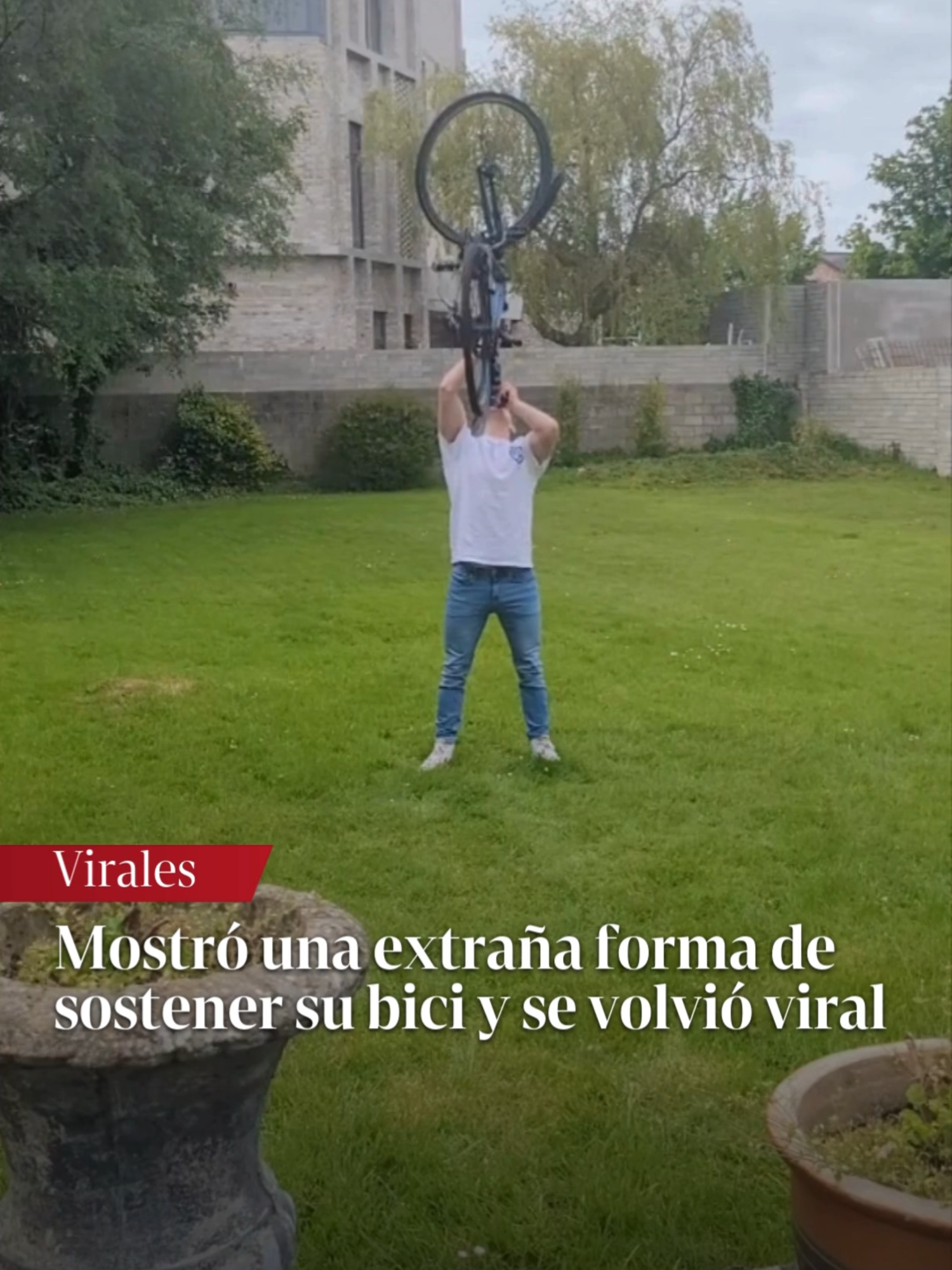 Mostró una extraña forma de sostener su bici y se volvió viral 🚲👀 Un usuario compartió un video en el que mantiene su bicicleta en equilibrio sobre su rostro y su destreza recorrió las redes sociales. 👉 ¿Qué te pareció?