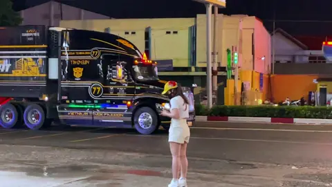 Đây là chiếc xe đầu kéo có màu đẹp mà mình từng thấy #xetaidep #xetaitiktok🚛 #xetaitiktok❤️❤️ #xetaitiktok🥰🥰🥰 #maxforce #xedaukeomy 