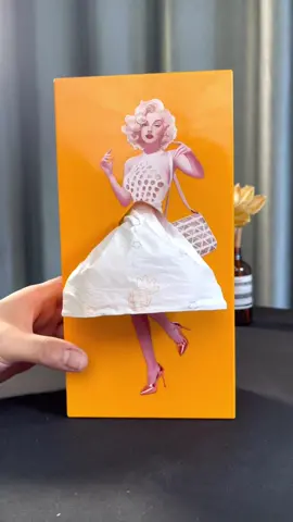 Fill your desk with Monroe’s elegance; this tissue box instantly elevates your space! Each tissue pulled brings a surprise, both practical and beautiful—don’t miss out! #MarilynMonroeTissueBox #HomeDecor #NoveltyItems #HomeLife