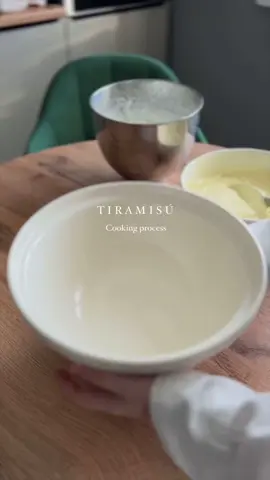 Рецепт тирамису на огромную порцию!💛 Ингредиенты: Желтки 12 (C1), Белки я не использую, я заменяю их сливками 33% и сразу добавляю несколько капель ванильного экстракта с зернами. Сливки - 850 гр, Маскарпоне 1 кг (Я использую только Galbani и это важно), Сахарная пудра 280 гр, Печенье савоярди 500 гр, Свежесваренный эспрессо. КСТАТИ! Это один из самых важных моментов. Растворимый кофе или же некачественный сразу скажется на вкусе готового изделия.