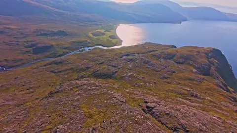 Another beautiful shot from the morning of Camasunary Bay! My only regret is flying just one battery here… will have to go back 🤷‍♂️🤣 . . #fpv #fpvdrone #fyp ##dronelife#dji #djiglobal #cinematicfpv #Scotland #mountaindiving #scottishhighlands #ilseofskye #cinematicfpvdrone 