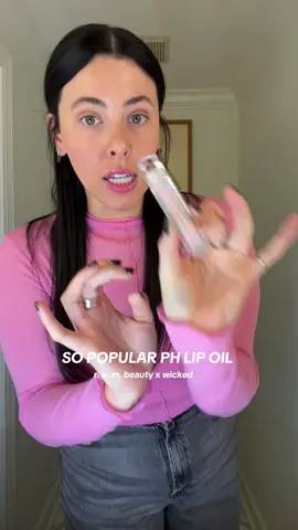 ARIANA OMG??? so so in love with this new @r.e.m. beauty x wicked collection So Popular ph adaptive lip oil ♡ 🪄🪄🪄🪄 #rembeautyxwicked #wicked #rembeauty @arianagrande 