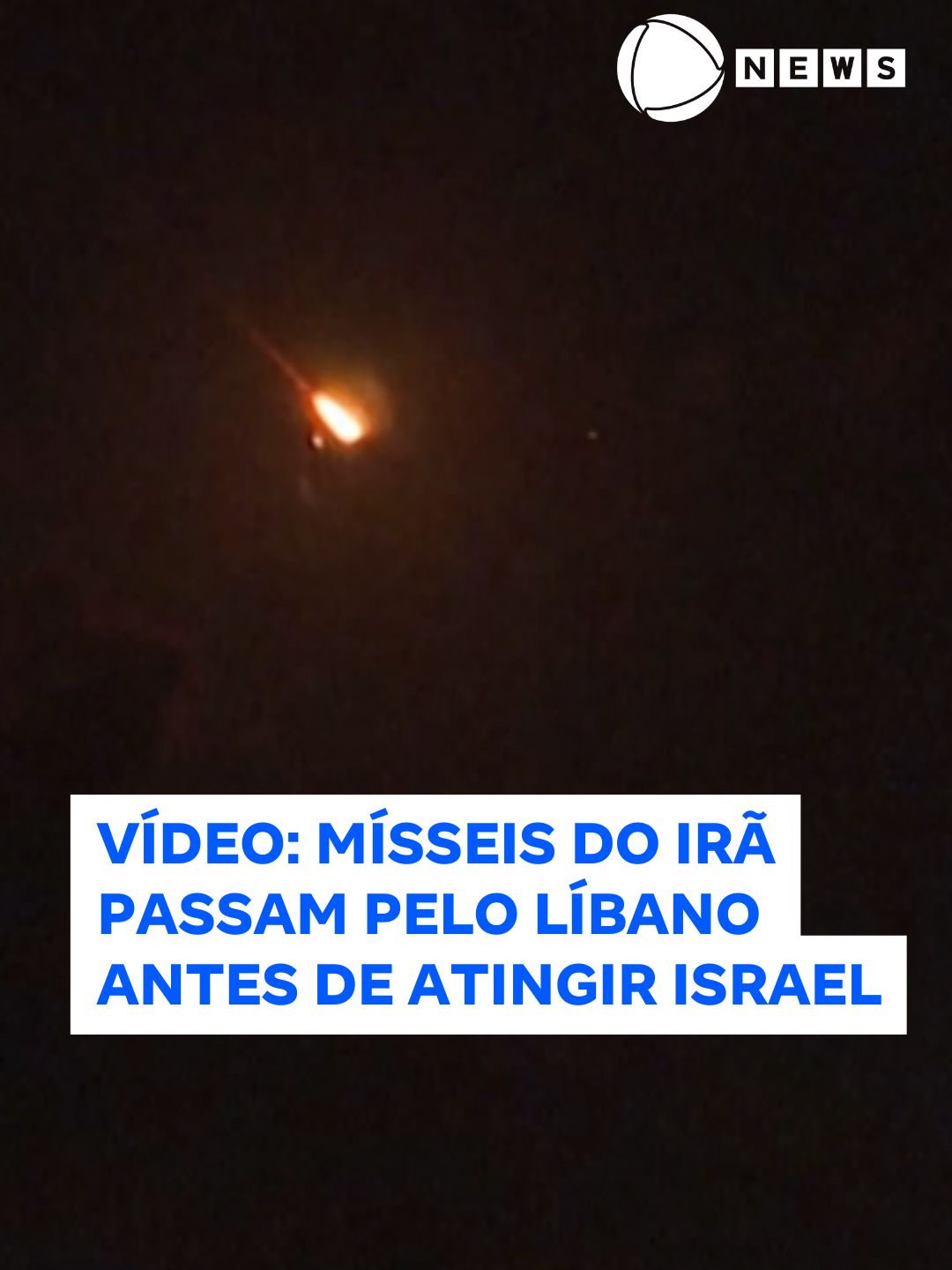 Um vídeo teria registrado o momento em que começam os ataques de Irã contra Israel, nas imagens é possível ver o momento em que as bombas iranianas passam pelo céu de Tiro, no Líbano, antes de atingir Israel.  De acordo com a mídia israelense, foram registrados quedas de mísseis e “fortes explosões” nas cidades de Tel Aviv, Jerusalém, Dimona, Nabatim, Jericó, Hora, Hod Hasharon, Beersheba e Rishon Lezion. Aeroportos, centros de pesquisa e instalações de inteligência militar estariam entre os alvos, disseram fontes do exército do país. 📲 #RecordNews #Israel #Líbano #Irã 🎥 Reprodução: Reuters