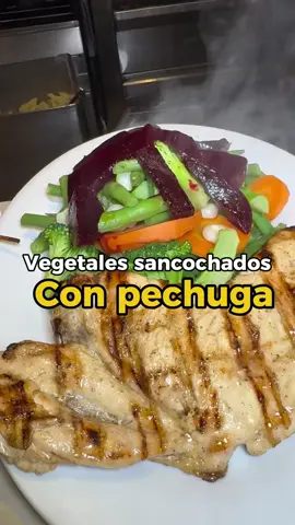 Disfruta nuestra pechuga con vegetales sancochados #parrillas #comaslapascana #comaslima #ensalada #comas🤟🏻 