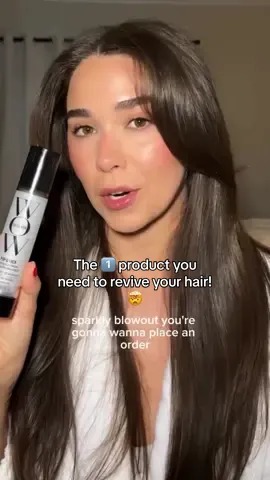 This hair gloss be poppin’ ✨💁‍♀️ Pop & Lock combines two powerful hair technologies - the conditioning benefits of an oil and the shine power of a serum. So you don’t just get instant epic shine, you also get a hair treatment, 3 levels of heat protection + it helps stop color fade & seals split ends!!! 🏆🌟 @Kai Kumalae #colorwow #hairgloss #hairserum #hairtutorial #hairtips 
