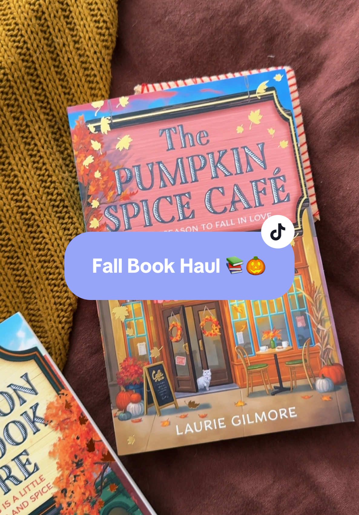 Finally found the viral fall books 😍🧡 #pumpkinseason #pumpkinspice #fall #fallvibes #autumn #BookTok #books #bookish #booklover #thepumpkinspicecafe #gilmoregirls #cozy 