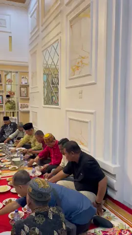 Acara maulid menjamu makan di rumahku ustad dengan calon bupati pak armia dan wakil bupati pak ismail