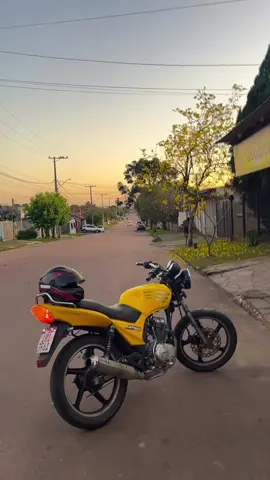 A tal da braba 💛🤌🏾 . . . . . #dafra #dafranh300 #dafraspeed #moto #motorcycle #Motorsport #motor #244 #amarela #abelha #amarelado #motos 