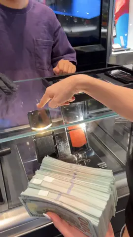get my hands on a $9300 gold Vertu phone!#vertu #vertuphone #luxury #luxuryphone #foldable #foldablephone #goldphone #fyp #foryou @VERTUTokoUtamaResmi @vertu_official_sa @vertu_sa 