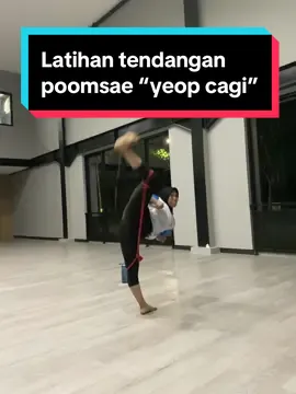 Menemani atlet latihan, katanya biar semangat ada yg liat. #taekwondokick #taekwondogirl #latihan #yeopchagi #poomsae #tipsandtrick #motivacion #gymmotivation #aesthetic #xyzbca #trend #viral #atlet #sulteng #fyp 