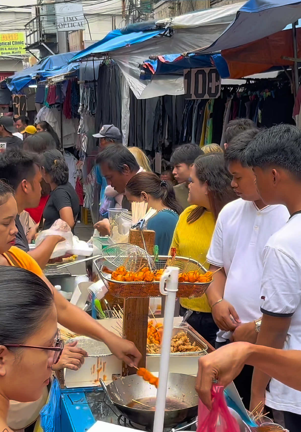 Street food in the middle of busy crowded street - QUIAPO MARKET #manila #quiapo #philippines #market #streetfood 