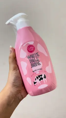 💥Cathy Doll White Milk Shine Body Lotion💥 100% Result in 14days উপকারিতাঃ- 🤩 ত্বকের উজ্জলতা বৃদ্ধি করে। 🤩 স্কীনের তৈলাক্ত ভাব দূর করে। 🤩 ত্বকে ময়েশ্চার আনে। 🤩 ক্ষতিগ্রস্থ ত্বক পুনরুদ্ধার করবে। 🤩 যে কোনো ঋতুতে ব্যবহার করা যায়। 🤩 ত্বক হয় আরো উজ্জ্বল আরো কোমল। 🤩 ত্বকে রোদে পোড়া কালচে দাগ দূর করে। 🤩 মুখমণ্ডল সহ সারা শরীরে ব্যবহার করা যায়। 🤩 নিয়মিত ব্যবহারে পাবেন ফর্সা, কোমল, উজ্জ্বল ও লাবণ্যময়ী ত্বক। অর্ডার করতে ইনবক্স করুন। #fyppppppppppppppppppppppp #origina #twinkbeauty #viral #trandy 