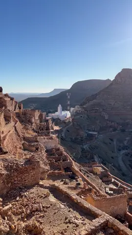 ✨Next up in our ‘Places You Don’t Want to Miss in Tunisia’ series:  📍Chenini! ⛰️🧡 This ancient Berber village, perched high in the mountains, offers breathtaking views and a glimpse into Tunisia’s rich history.  #tunisia #visittunisia #travel #chenini #hiddengems #berber 