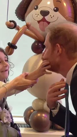 El príncipe Harry vuelve a Reino Unido, esta vez su visita estaba relacionada con la Fundación WellChild, con la que lleva 15 años de relación.  Antes de la gala de entrega de premios, donde se le vio sonriente y feliz, tuvo un encuentro privado con algunos de los niños premiados en años anteriores. Allí protagonizo tiernos momentos con muchos de los pequeños, como este con Noah Nicholson, un niño de 7 años que no se pudo resistir a tocar su barba 😂 #principeharry #princeharry #royals #realeza #royalfamily 