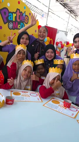 Sejak dari tahun 2017, McDonald’s Malaysia akan melawat ke pusat jagaan anak-anak yatim pada bulan Oktober dengan membawa kemeriahan sambutan hari jadi secara besar-besaran melalui salah satu usaha kemasyarakatan Mekdi, Bulan Komuniti McDonald’s.  Untuk melancarkan Bulan Komuniti pada tahun ini, warga kerja Mekdi telah menyantuni Rumah Titian Kasih yang terletak di Titiwangsa, Kuala Lumpur. Adik-adik dari Rumah Asnaf Raudhatul Al-Faeez dan Pusat Jagaan Kasih Murni juga turut hadir memeriahkan suasana pada hari tersebut. Usaha ini telah menyuntik memori indah buat mereka. Senyuman dan gelak tawa inilah yang menjadi pendorong utama kami untuk menyumbang semula kepada komuniti. Ikuti program Bulan Komuniti McDonald's sepanjang bulan Oktober ini. #BulanKomunitiMekdi #McDonaldsMalaysia #ProgramKomunitiMcD&RMHC