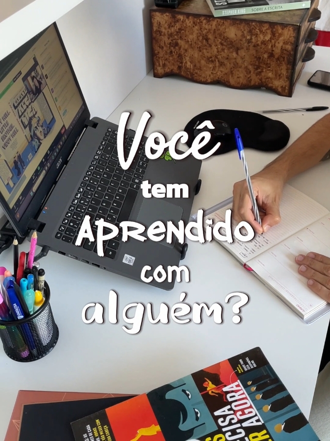 Insight criativo do dia: você tem aprendido com alguém? 🎨 Por esses dias, aprendi a fazer #Zine com a @Giovanna Cianelli da @Seiva (Já sou fã!) O meu muito obrigado e parabéns por essa proposta incrível. Vida longa à Seiva! 💚🌱 Beijos de Apenas 1 Criativo.