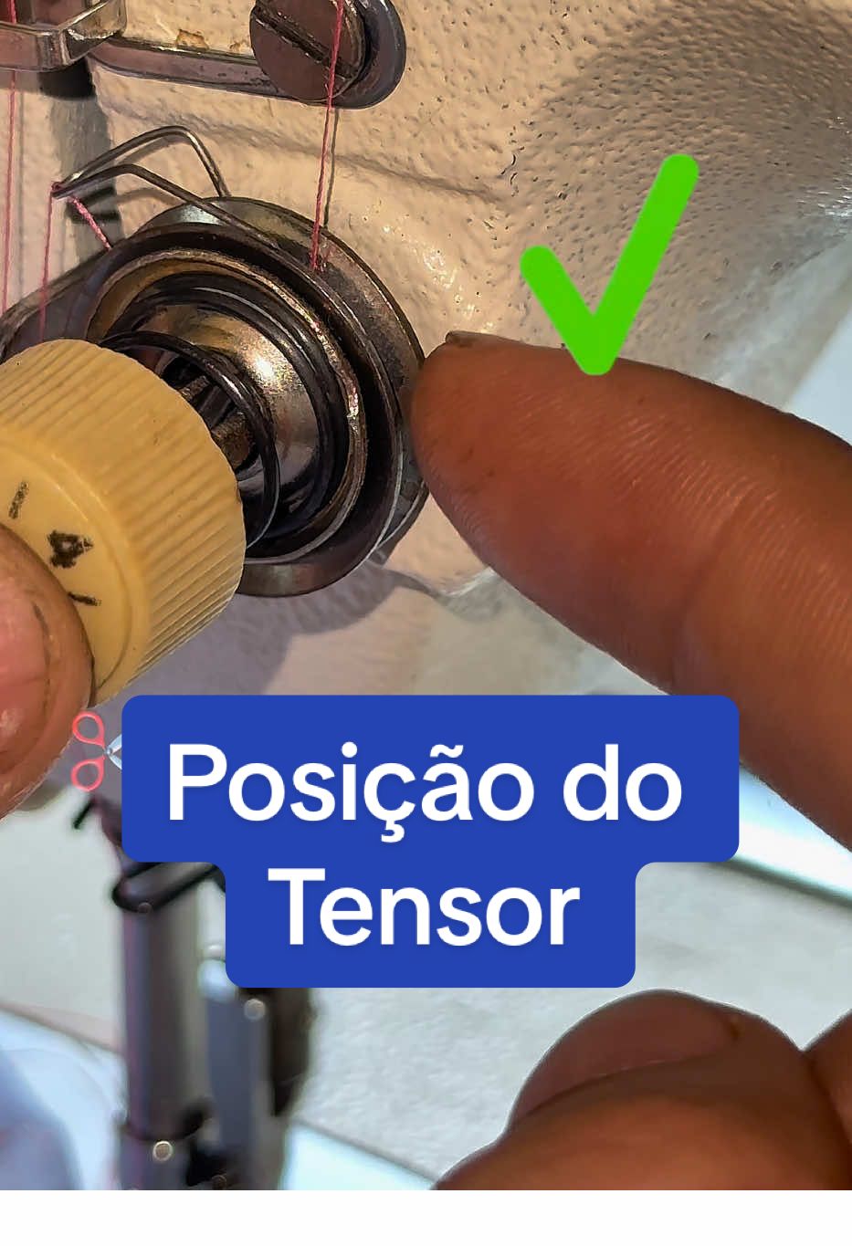 Com o calcador abaixado as bandejinhas do tensor devem ficar grudadas so abrem quando o pezinho estiver em sua posicao  mais alta . #costura #costureira #sewing #costureirasdotiktok 