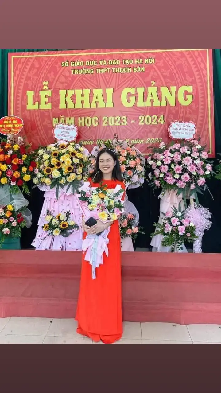 Nghe đồn cô giáo tên Quỳnh Trang 2k1. Cô còn trẻ nên chắc nhiều suy tư và buồn chán khi học sinh mất trật tự. Cậu học sinh thì hơi bạo nên an ủi chưa được khéo léo. 