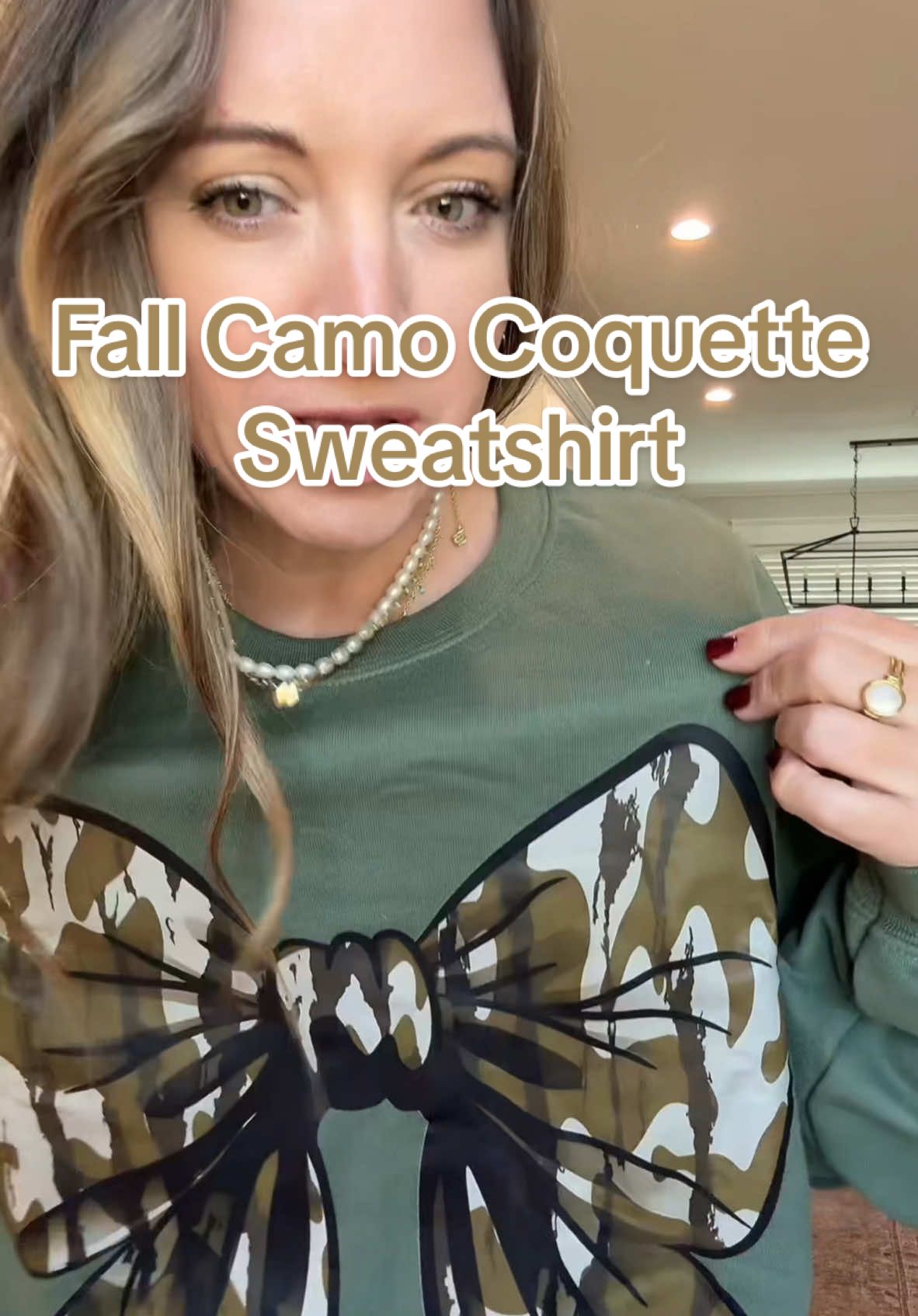 super good deal on this camo bow sweatshirt! #creatorsearchinsights #womensclothesontiktokshop#womensclothestiktokshop#camosweatshirt#coquettecore#camo #falldealsforyou#tiktokshopholidayhaul#tiktokshopcybermonday#tiktokshopblackfriday#holidayhaul 