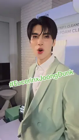เอ้า...ลืมถ่ายรูปคู่อ่ะ 🥹 @ChenRcj @dunknatachai ขายเก่ง ชงเก่งกันเหลือเกิน วันนี้สนุกมาก เจอกันใหม่นะครับ #ดุงจัง ชอบ moment ไหน แชร์กันหน่อยฮะ 😊  #EucerinXJoongDunk #จุงอาเชน #dunknatachai #JoongDunk #จุงดัง 