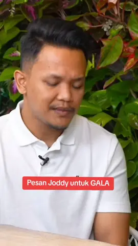 Tubagus Joddy Merupakan mantan sopir Vanessa angel dia dinyatakan bebas bersyarat dari Lembaga Pemasyarakatan (Lapas) Jombang, Jawa Timur per 10 September 2024. Joddy adalah tersangka dalam kecelakaan maut di Jalan Tol Jombang - Mojokerto yang merenggut nyawa Vanessa Angel dan suaminya, Bibi Andriansyah. #sopirvanessaangel #gala #galasky #joddy 