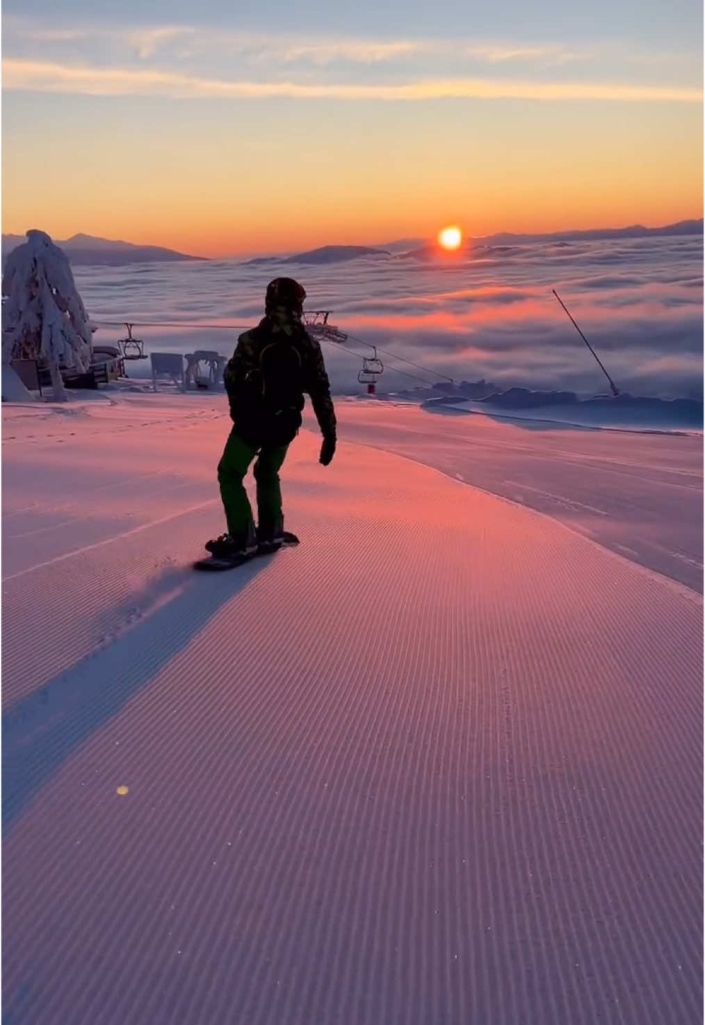 Corduroy pistes 🌅 credit: filip.benus on insta 👏🏼🫶🏼 #snowboardtok #fyp #skitok 