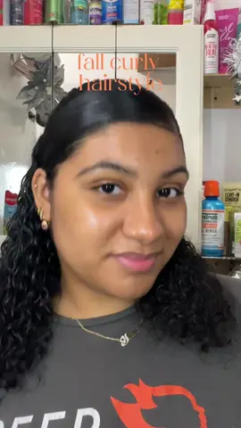 haven’t done this style with my medium legth hair & i’m loving it. whats your go to fall hairstyle? i wanna find new ones! #curlyhairtutorial #fallhairstyles #fall #curlyhair #hairstyle #curlyhairtutorial #curlyhairstyles #easyhairstyles  #fyp #foryou #viral #contentcreator #microinfluencer 