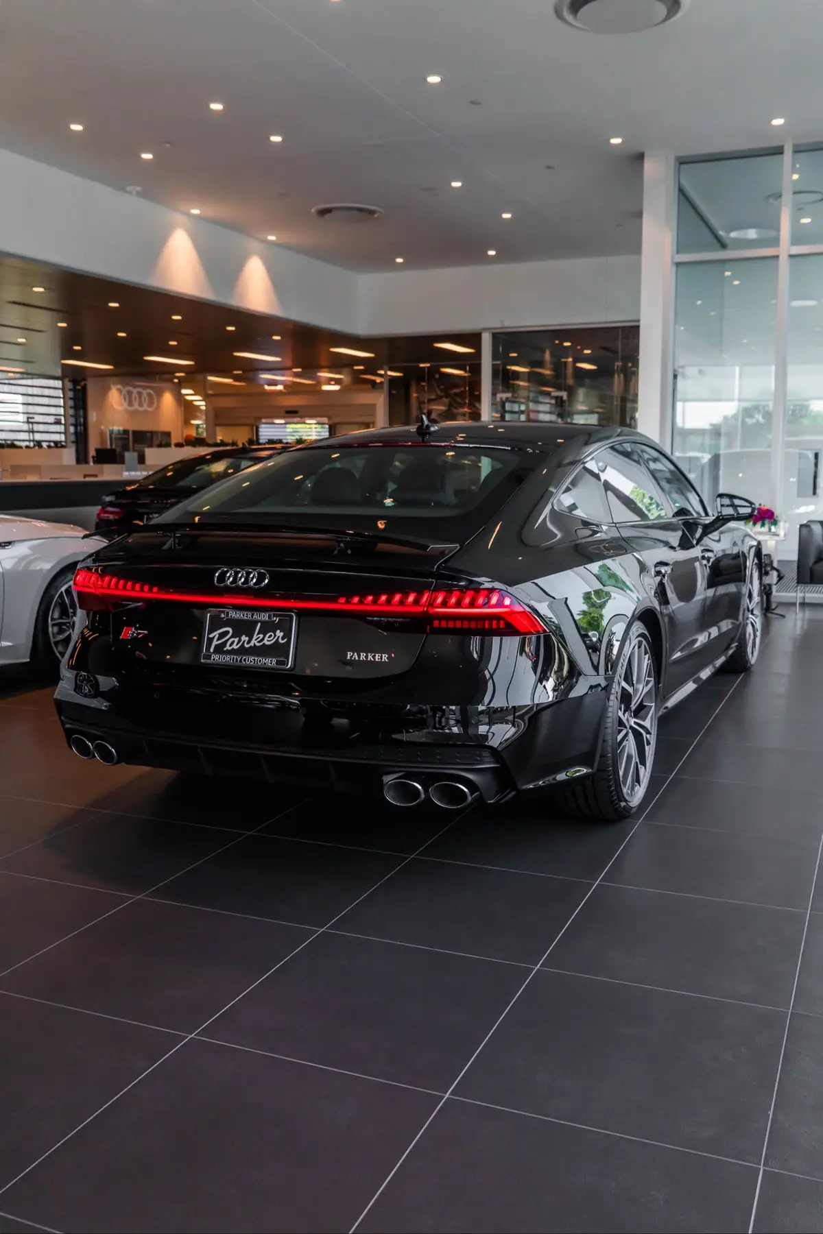 The #AudiS7 exemplifies true beauty coupled with power that pushes the limits - featuring a twin-turbo V6 engine with 444HP. 