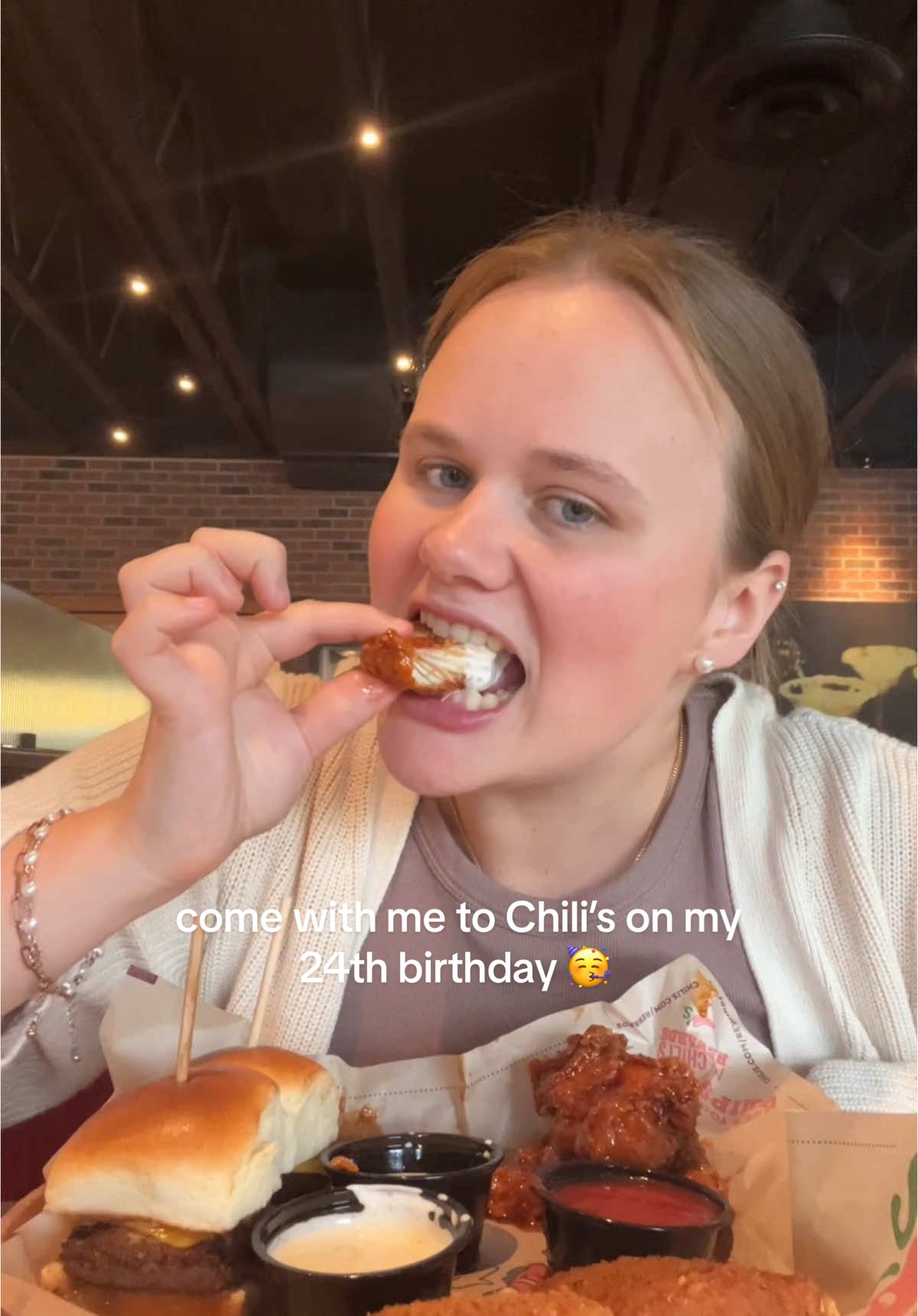 i love @Chili’s Grill & Bar !!!!!!🥳 happy birthday to all my october 2nd twins!!!!🫶🏻 #chilis #tripledipper #mukbang #chilismukbang #momfood #wieiad #momsnacks #chilisbirthday 