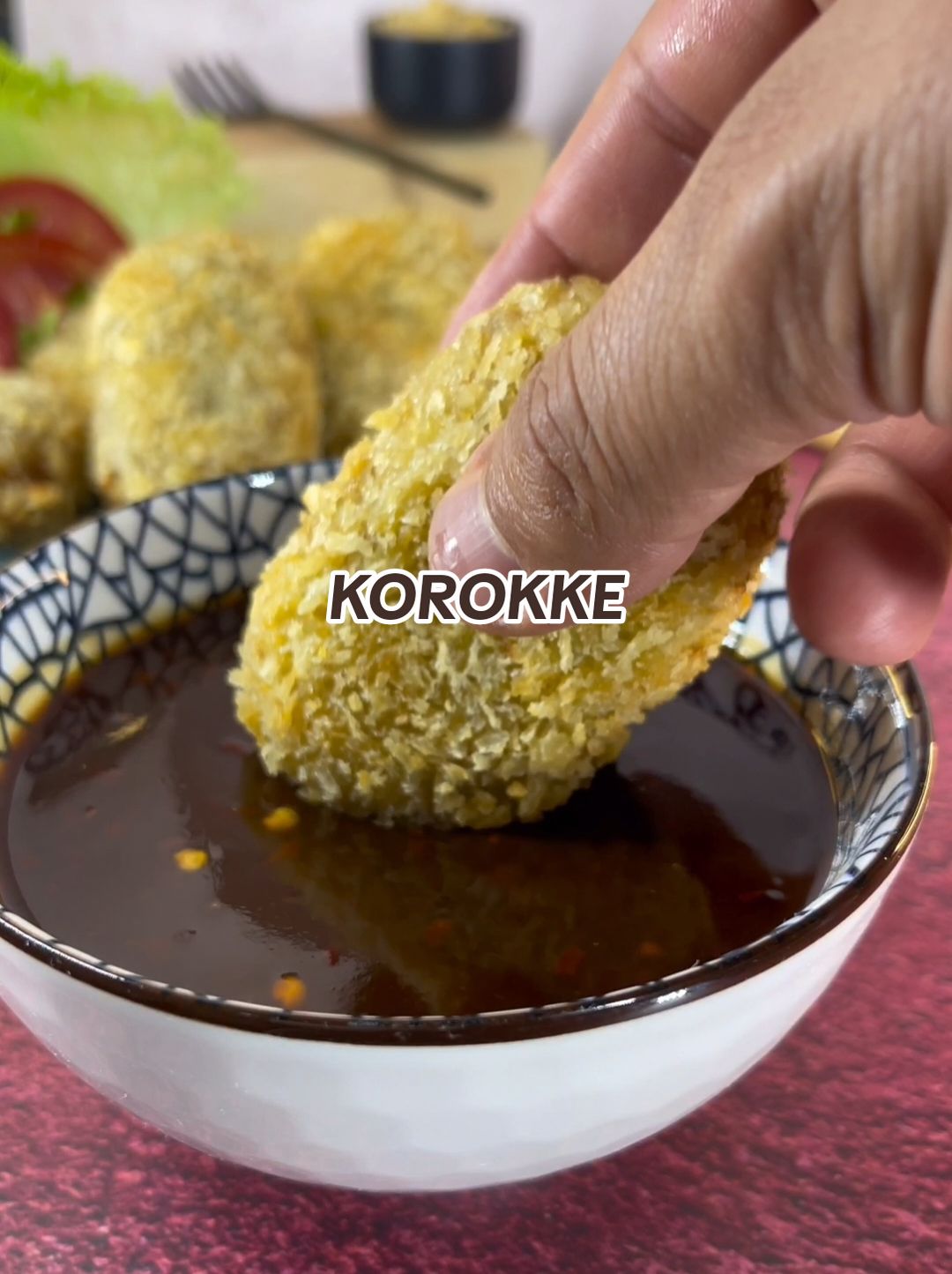 Vimos esta receta de KOROKKE  y las verdad que nos encantoooo 🥰 INGREDIENTES: 2 Cucharadas de aceite vegetal 1/4 Pieza de cebolla, picada finamente 2 Dientes de ajo, finamente picados 200 Gramos de carne molida de cerdo 3 Cucharadas de Jugo MAGGI® 5 Papas, cocidas y hechas puré 1 Taza de harina de trigo, pasada por un colador 3 Huevos, ligeramente batidos 2 Tazas de panko Aceite vegetal, para freír 1/4 Taza de Salsa de Soya MAGGI® 1/2 Taza de vinagre de arroz 1 Cucharada de fécula de maíz 1/4 Taza de salsa cátsup 1 Cucharadita de hojuelas de chile #recetas #korokke #recetasfaciles #food #yummy #cocina #lunchbox