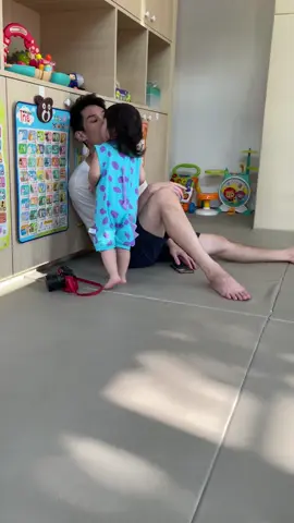 ป่ะป๊าอยากหอมลูกสาวแหละ