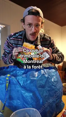 Juste une vidéo dans laquelle je te montre les trucs que j’ai emmené au chalet. 🌳 #humour #montreal 