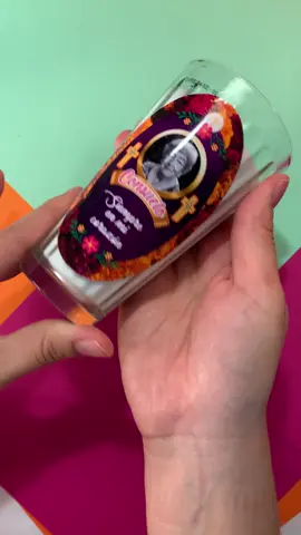 Estas son los estilos de velas personalizadas que ofrecí a mis clientes este año. Intente cortar en Cricut y si funcionó pero tambien se vale cortar a mano si no tienes plotter 😊, el punto es sacar la chamba! #diademuertos #altardemuertos #decoraciondiademuertos #velaspersonalizadas #cricut #papeleriacreativa #canva