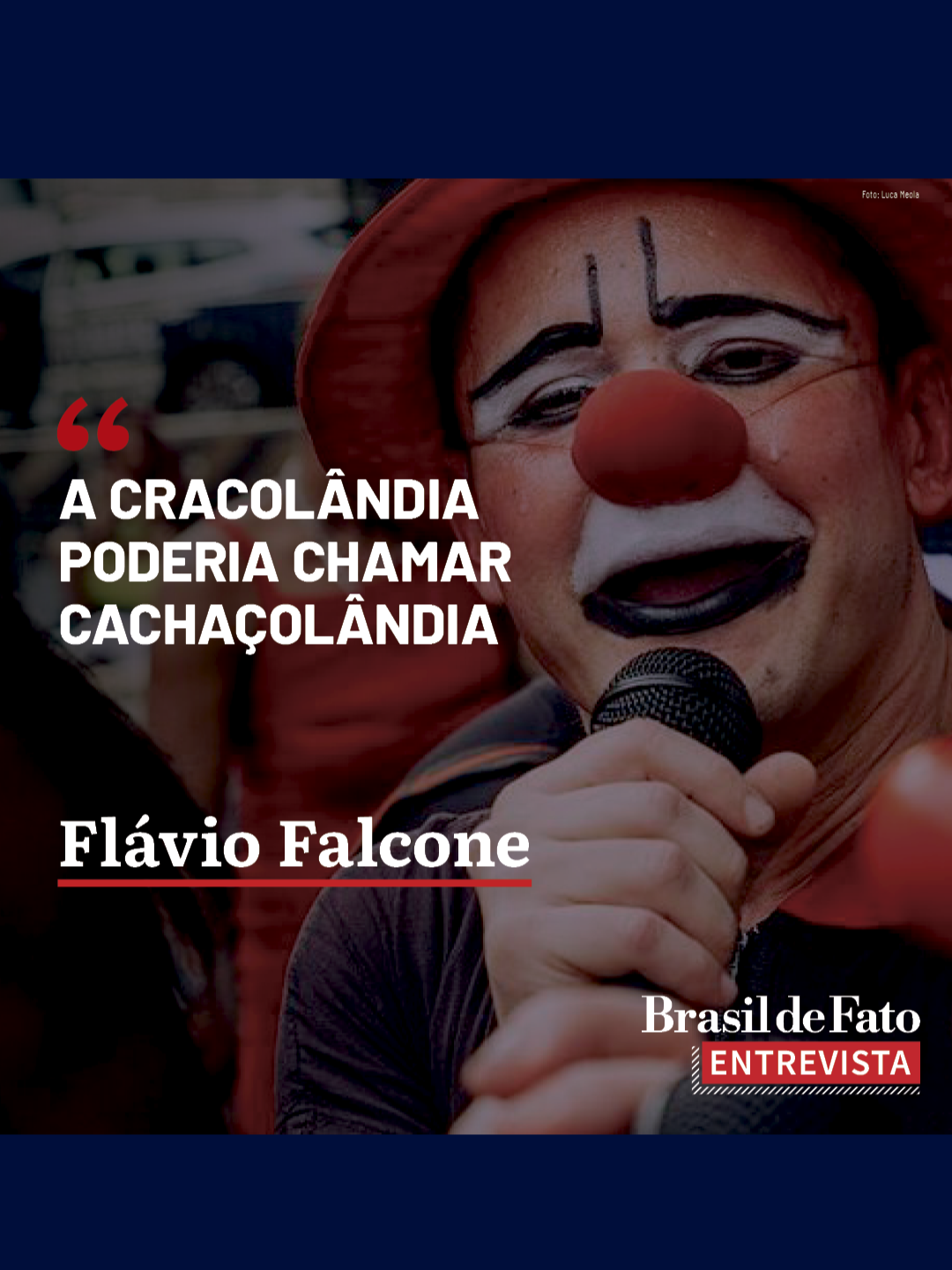 Cracolândia ou 'Cachaçolândia'? 🥃 Convidado do #Bdfentrevista, o psiquiatra Flávio Falcone, conhecido como “Palhaço da Cracolândia”, aponta o álcool, em particular, a cachaça, como um dos principais problemas para as pessoas na Cracolândia, localizada no Centro de São Paulo (SP) e conhecida por agrupar pessoas em situação de vulnerabilidade social. Segundo estudo divulgado pela Unidade de Pesquisa em Álcool e Drogas da Unifesp, a substância é a 2ª mais consumida pelas pessoas que frequentam a Cracolândia, depois do crack. Mas Falcone pontua as maiores diferenças entre elas: “é uma droga legal, é a droga que mais mata e que mais causa problemas, e que mais causa violência, inclusive, e existe um apagamento da presença dessa substância dentro da Cracolândia”. Junto da palhaça Mafalda Mafalda, incorporada por Andréa Macera, Falcone leva música e dança à Cracolândia, todas as quintas-feiras, há 12 anos. O projeto, que une arte, palhaçaria e um tratamento baseado na autonomia das pessoas vulnerabilizadas a partir da redução de danos, é o Teto, Trampo e Tratamento (TTT). O princípio é “disputar uma narrativa de qual é a solução para a Cracolândia”. Confira o #bdfentrevista desta semana no #BrasildeFato 📲 Link na bio