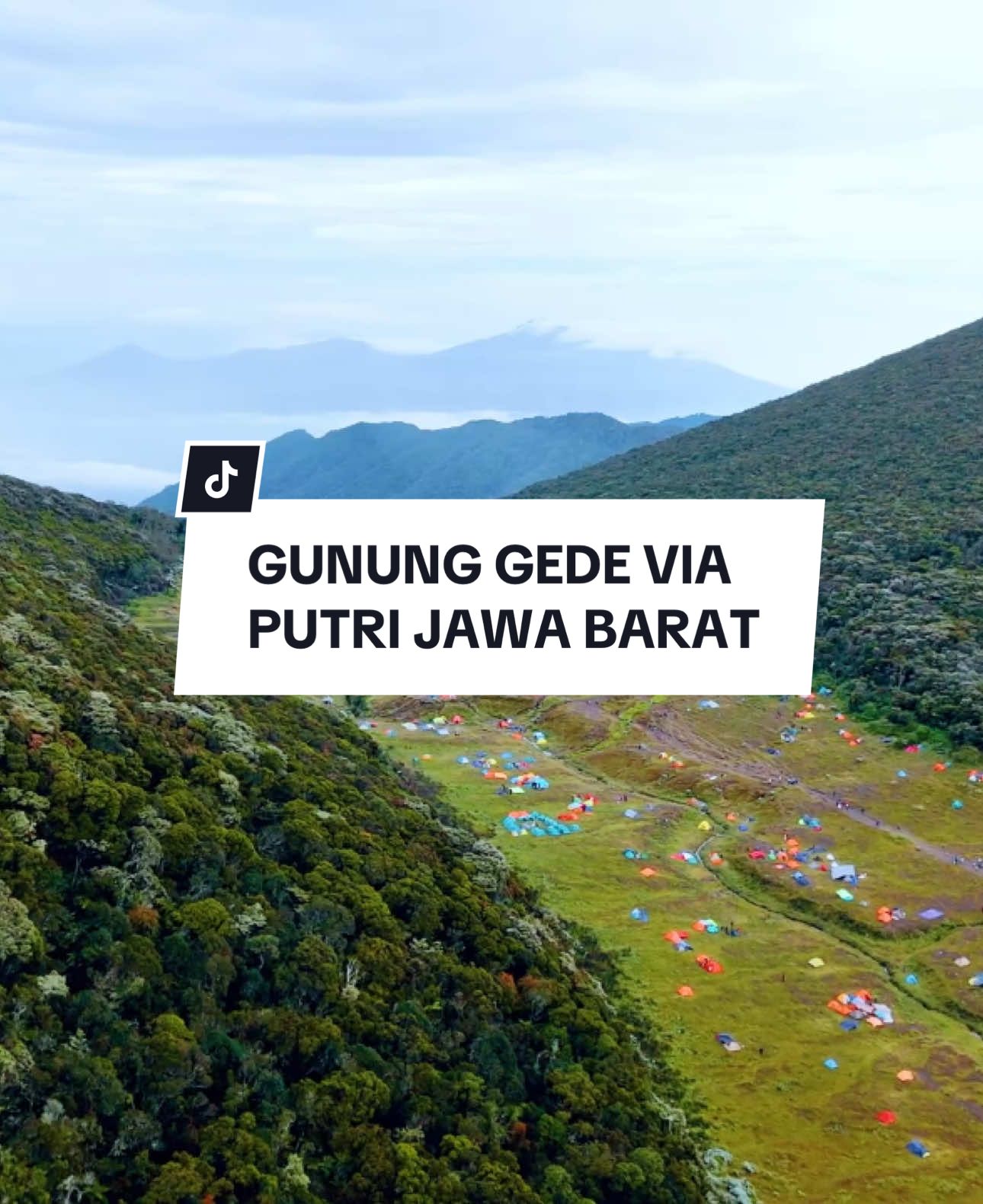 Beberapa alasan kenapa kalian harus mendaki ke #gununggede : 1. Yang tinggal di Jakarta, Gunung Gede bisa jadi pilihan pendakian saat weekend, jarak tempuh dari Jakarta hanya 3 jam ke Basecamp 2. Ada warung disetiap pos pendakian, mendaki ke Gunung Gede pastinya kalian tidak akan kelaparan karena ada warung hingga ke puncak gede 3. Area Campsite yang sangat luas. Yesss #alunalunsuryakencana merupakan area yang sangat luas sehingga kalian gabperlu khawatir tidak kebagian tempat mendirikan tenda 4. Pemandangan yang sangat indah, kawahnya, puncaknya, campsitenya semuanya benar benar indah Lalu kapan kalian kesini? . . #gununggedepangrango #pangrango3019mdpl 