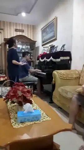 Putri kembar Mama, Melisha Melitha. Putri kesayangan papa mama. Mama kangen suasana seperti ini. Hari hari Mama harus menahan rindu. Rindu. kangen..😥😥💔💔 Mama kangen lihat kalian ber 4 , ada yg main musik, ada yg nyanyi. Walau suasana nya tidak sedang ibadah, tp kalian selalu serius  bernyanyi untuk Tuhan.Kalian ber 4 seperti sahabatan. Kaka dedek menjadi tempat curhat abang ado bang onald. Bang ado dan bang onald menjadi kakak dan sahabat buat kalian. Kalian juga sangat menghormati abang ado bang onald.  Kini  semua hanya tinggal kenangan. Kakak dedek sdh pulang ke Surga. Menyembah BAPA di Surga.  Mama  kangen kakakdedek💔💔😥😥 #twins #melishasidabutar  #melithasidabutar   #rinaldostevensidabutar  #ronaldseptiansidabutar  #papamounstarsidabutar  #mamaelithapurnamasiahaan #kangen 