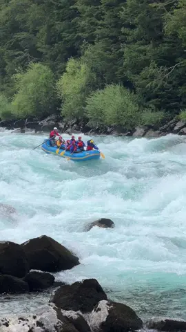 Atravete hacer las locuras que quieras , este es una manera de pasarla bien . #rafting #riofutaleufú #futaleufu #rapidomundaca #flipinggoodtime #whitewaterrafting 