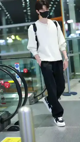 iya afgan,mustahil🥺🙃 #linyi #linyi林一 #林一 #林一linyi #fyp #foryou #fypage #actor #china #actorchinese #cdrama #drachin #linyiedit cr #weibo #airport 
